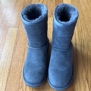 UGG Essential short boot grey Sz 8 EUC